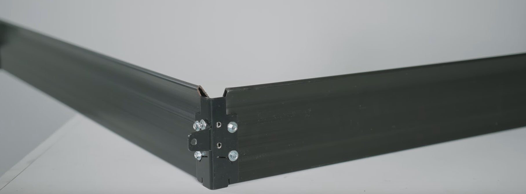 Vue plinthe noire pour panneau grillagé