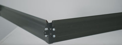 Vue plinthe noire pour panneau grillagé