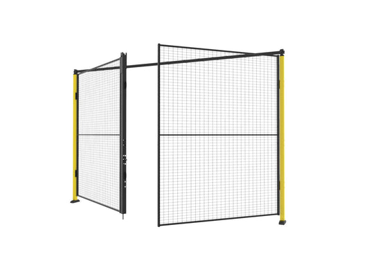 Une porte grillagée double battante avec traverse jaune et noir.