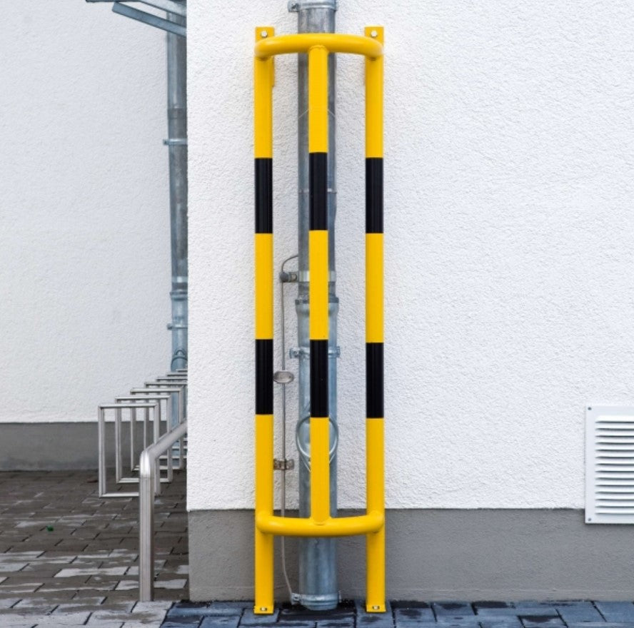 Protection murale en acier avec piétement jaune et noir.
