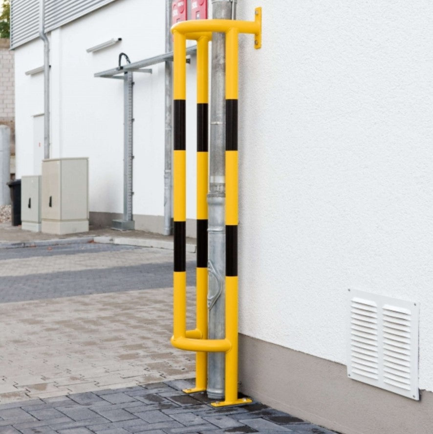 Protection murale en acier avec piétement jaune et noir.