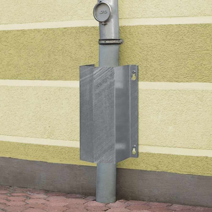 Protection murale en acier galvanisé en forme de U jaune et noir.