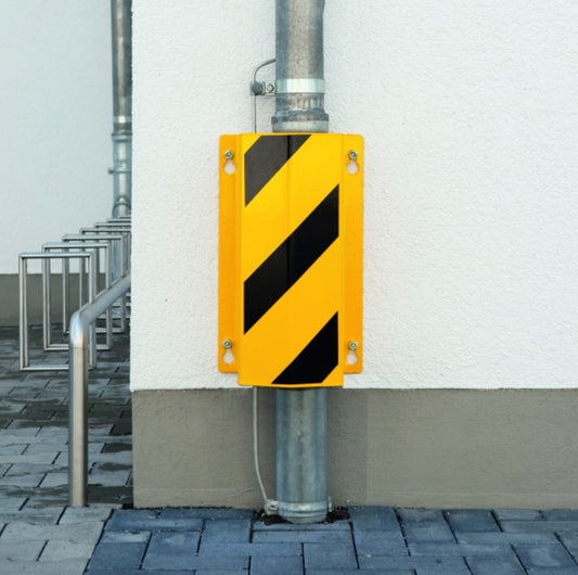 Protection murale en acier en forme de U jaune et noir.