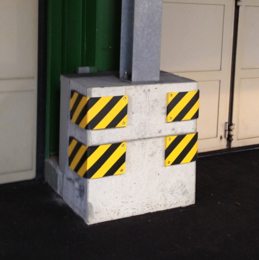 Protection de colonne en pvc jaune et noir.