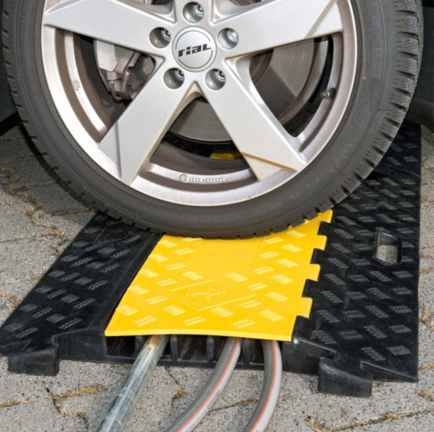 Protège-câbles jaune et noir en pvc ultra-résistant.