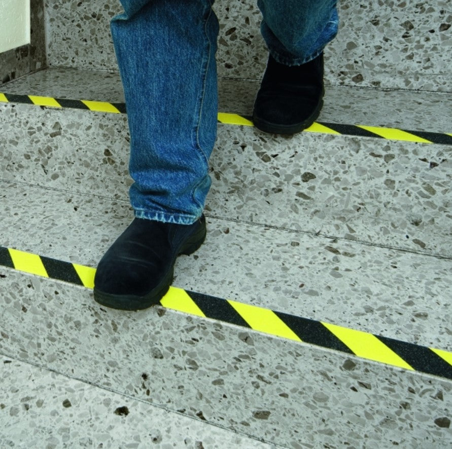 Revêtement antidérapant pour marche jaune et noir
